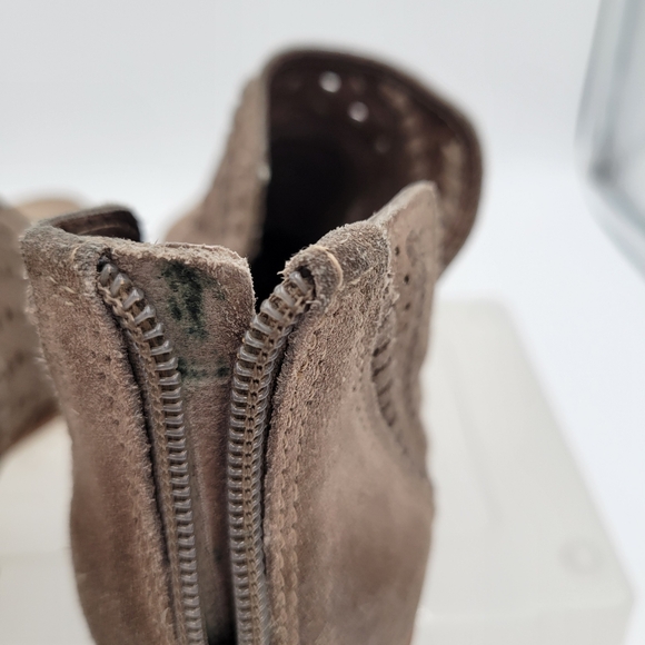 Womans Vince Camuto Prasata Tan Suede Cut out Ankle Booties ZIp Back Size 8/38 - Picture 7 of 14